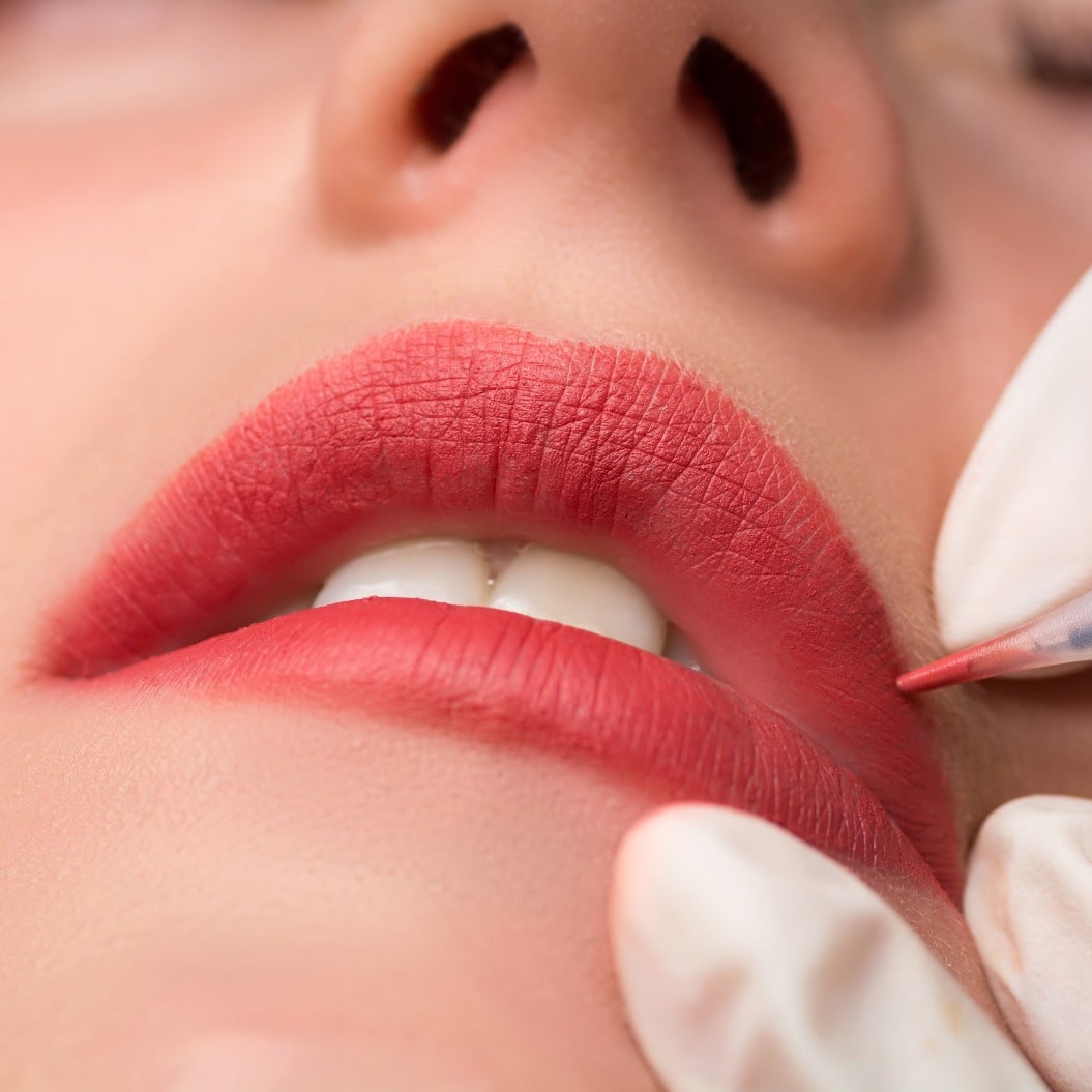Permanentes Make-up bei einem jungen Mädchen. Lippen-Makeup im Tattoo-Salon. Nahaufnahme