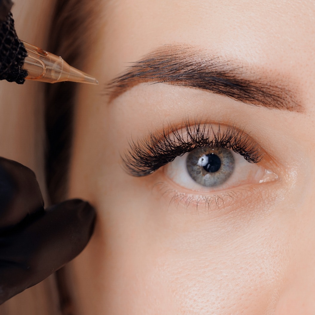 Verfahren Permanent Make-up Tattoo für Augenbrauen. Detail einer schönen Frau mit schwarzen Augenbrauen im Schönheitssalon